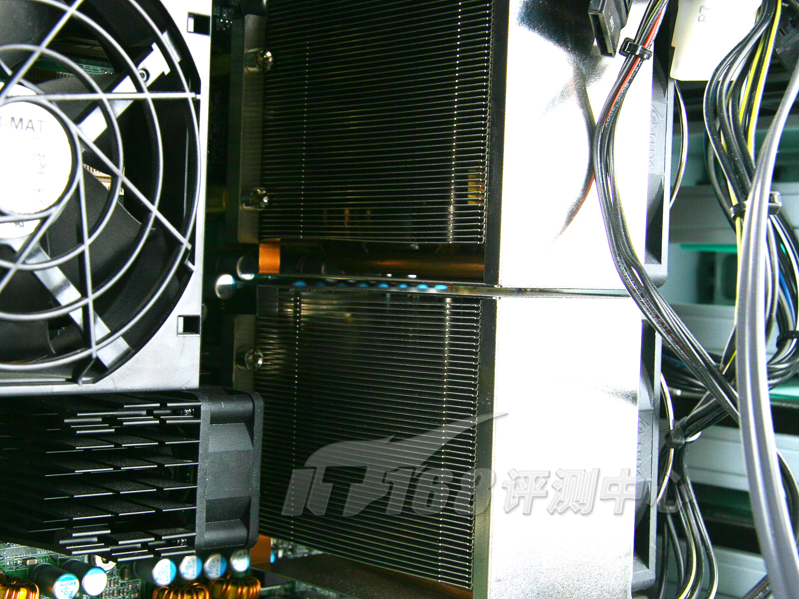 A10-6800B with Radeon™ HD 8670D Radeon&trade; 8670D：性能出众、画面逼真、散热高效，玩游戏更畅快  第5张