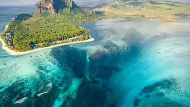 雷神岛探秘：岩洞壁画与水晶湖之美  第1张