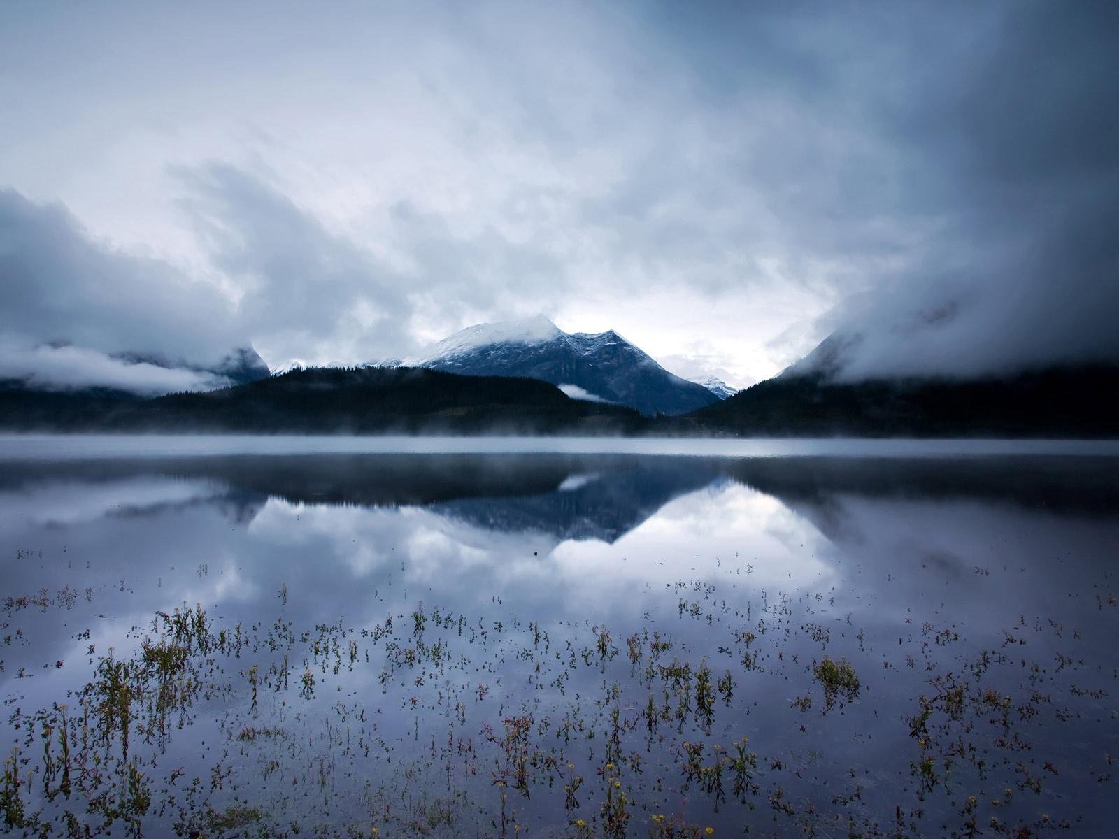 雷神岛探秘：岩洞壁画与水晶湖之美  第2张