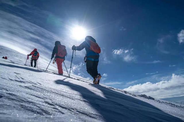 攀登中国神山，我与队友共同征服玉龙雪山巅  第1张