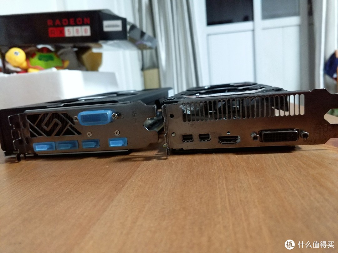 GTX 295背板：黑金外观，双核强劲性能，硬件发烧友的不二之选  第2张